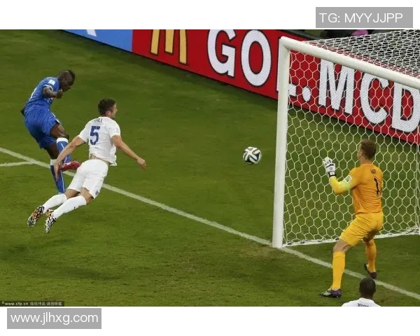 璀璨球场之星足球明星风采海报展示与介绍