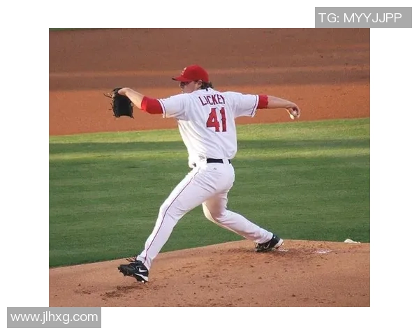 职业足球明星在街头打野球的趣味与挑战揭秘